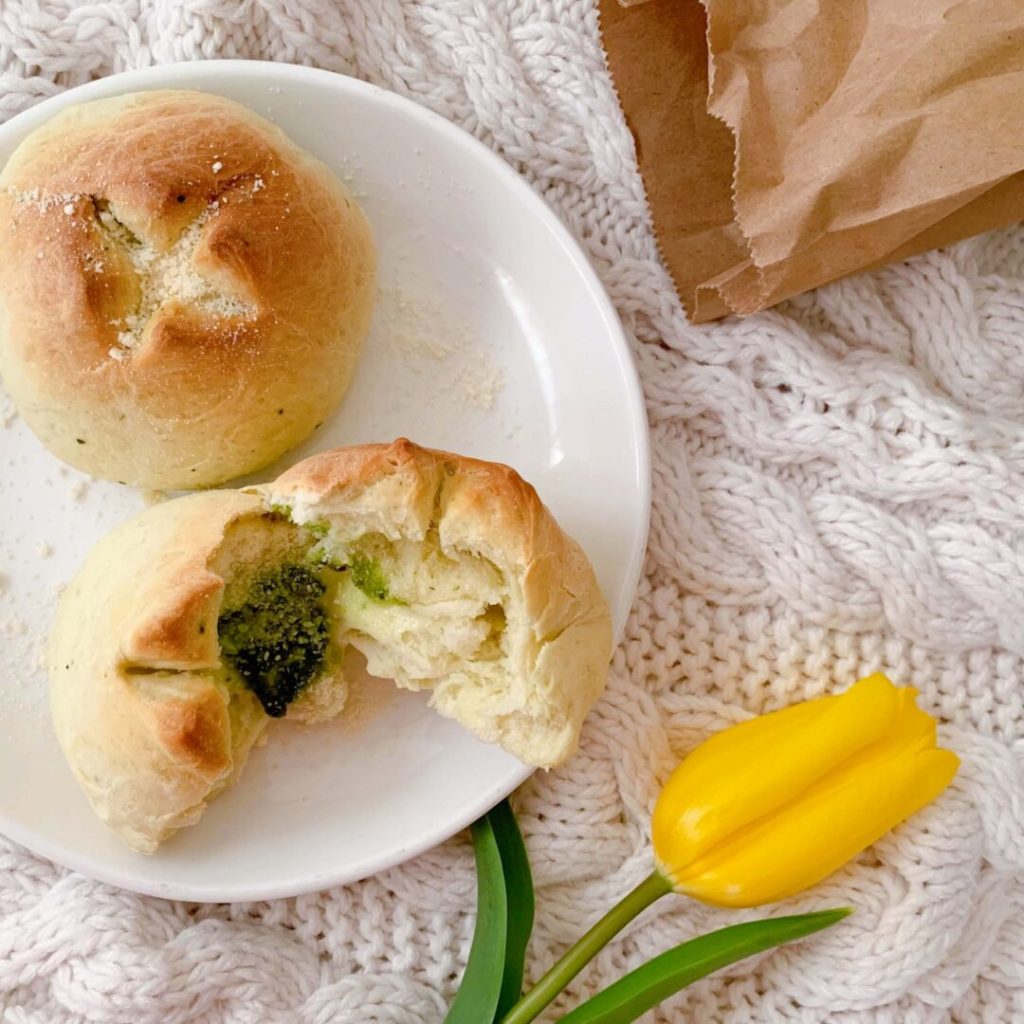 バジルソースとチーズが入った丸パン