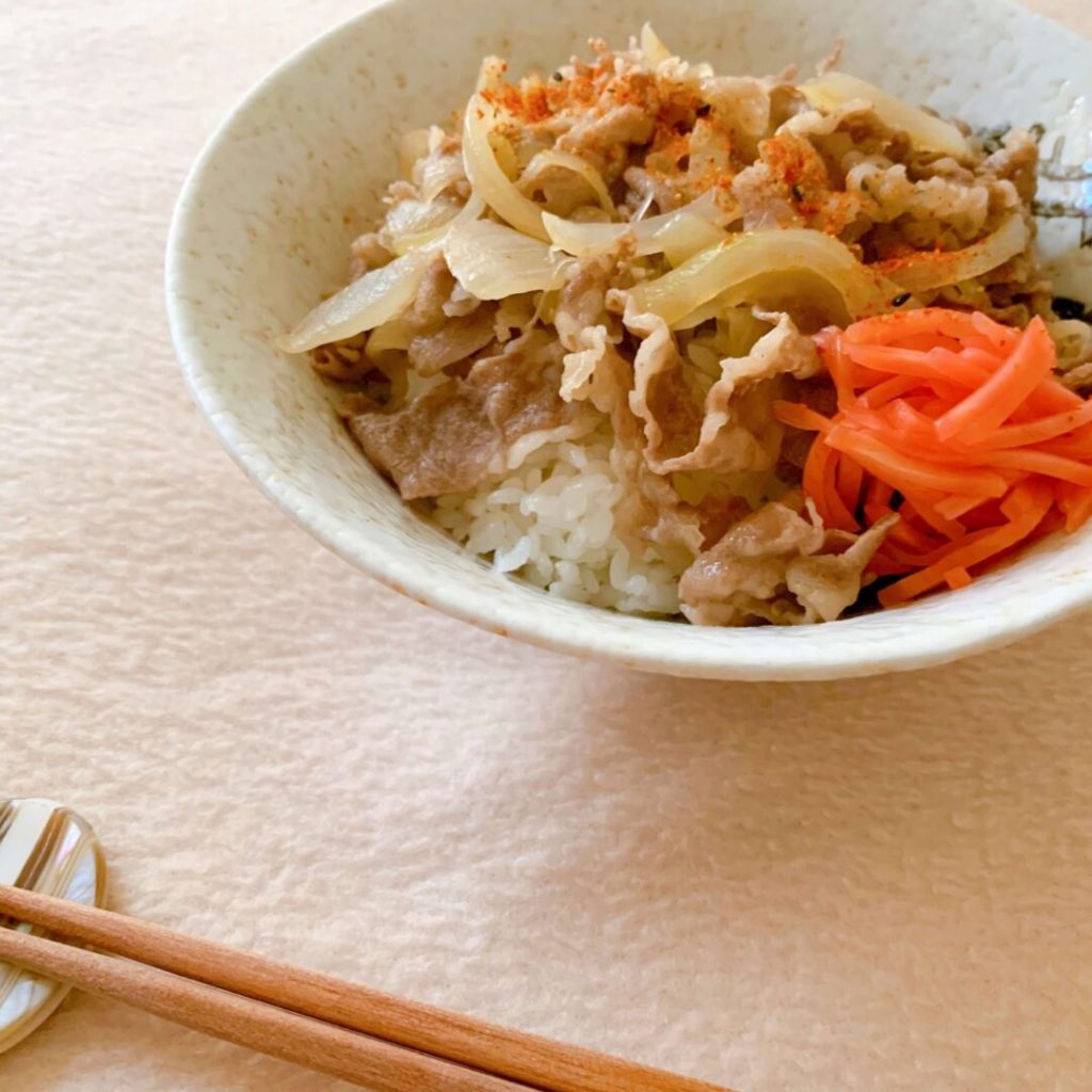 紅ショウガが添えられた牛丼
