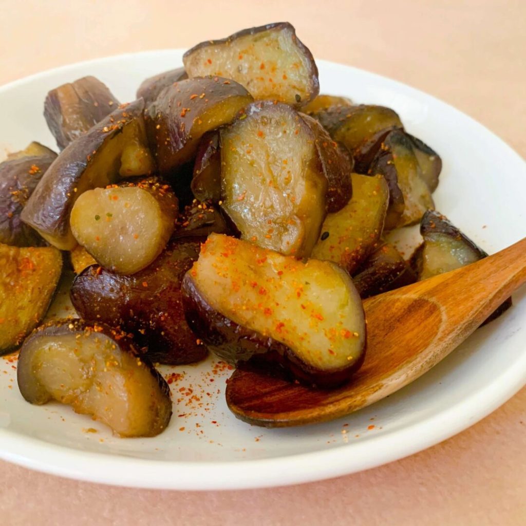 七味唐辛子がかかったナスの油炒め