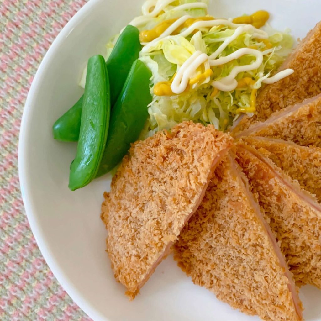 野菜とハムカツが乗った皿