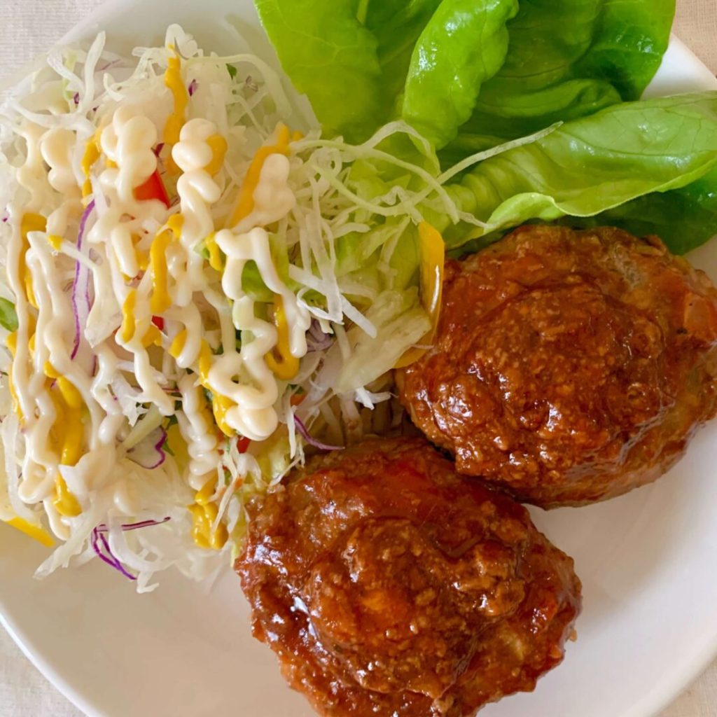 野菜サラダと煮込みハンバーグ