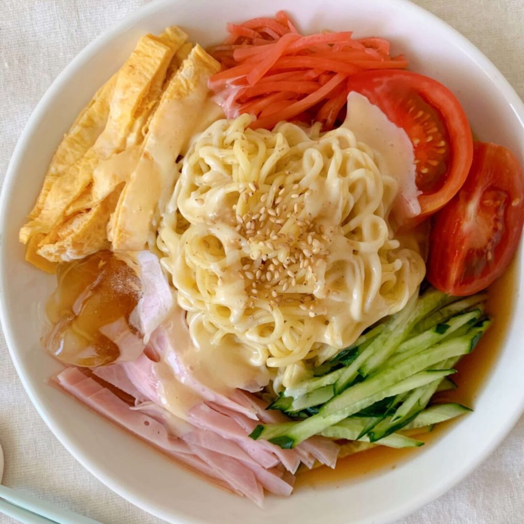 マヨネーズソースがかかった具だくさんの冷やし中華