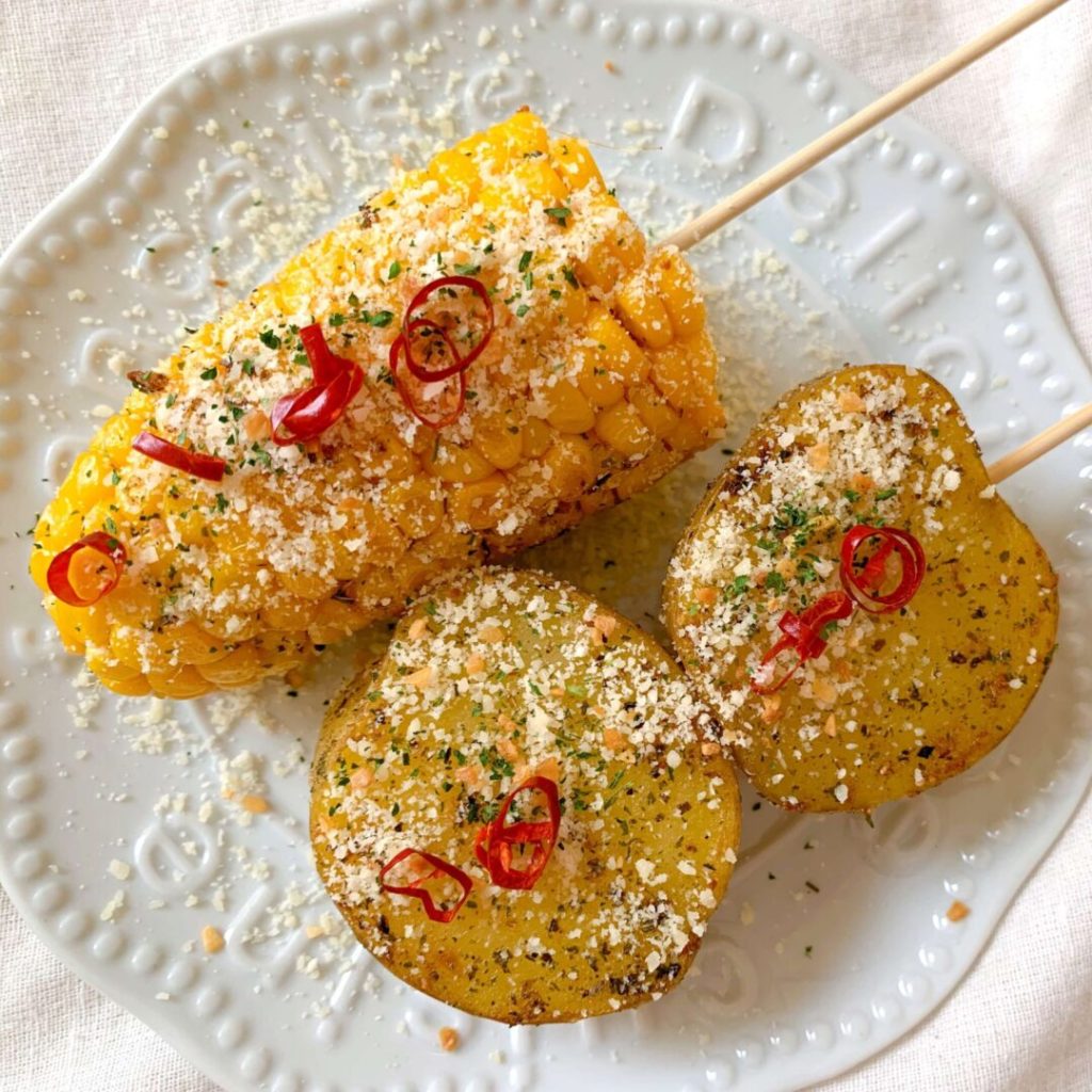 トウモロコシとジャガイモの串焼き
