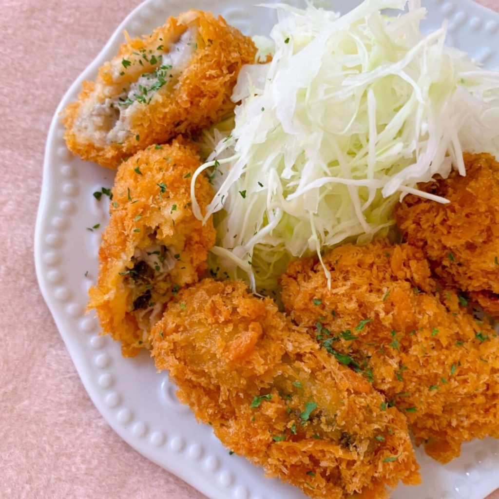 カキフライと千切りキャベツ