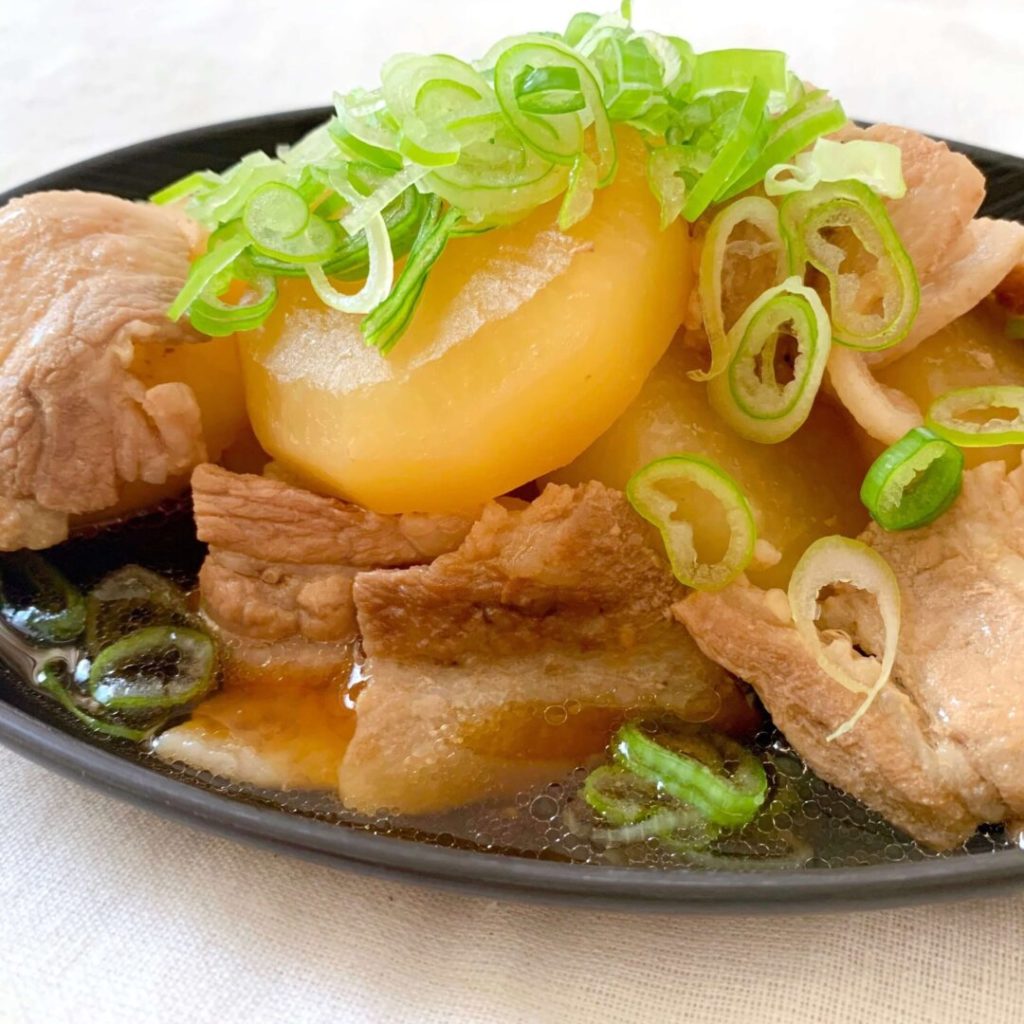 ネギがかかった豚バラ大根