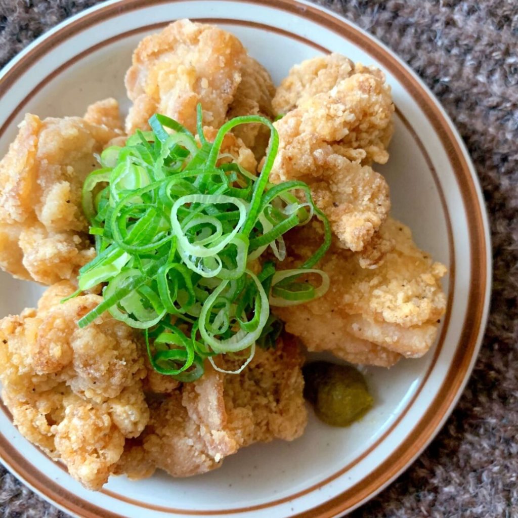 ネギがかかった鶏のから揚げ