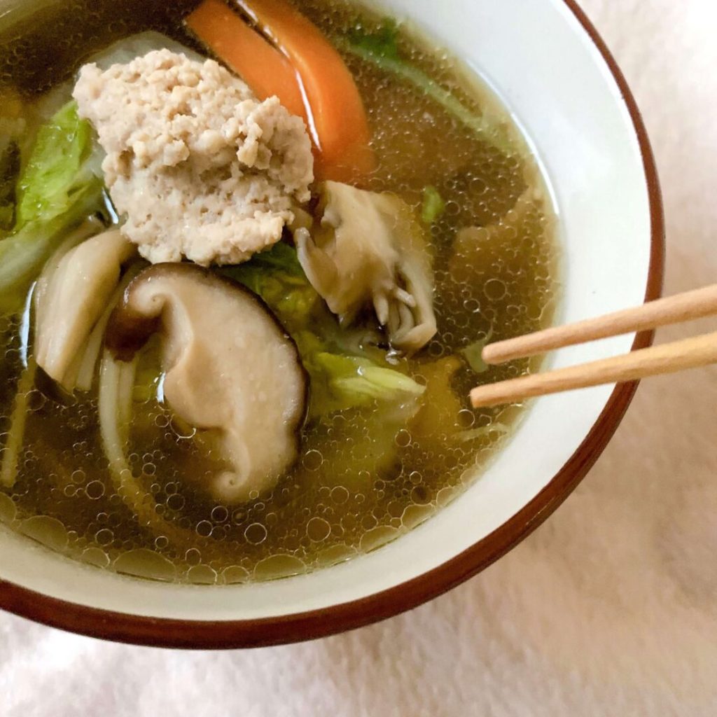 野菜と鶏団子の汁物