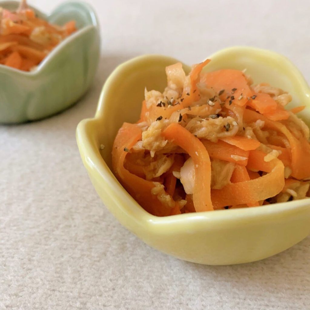 花形の器に盛られたにんじんしりしり