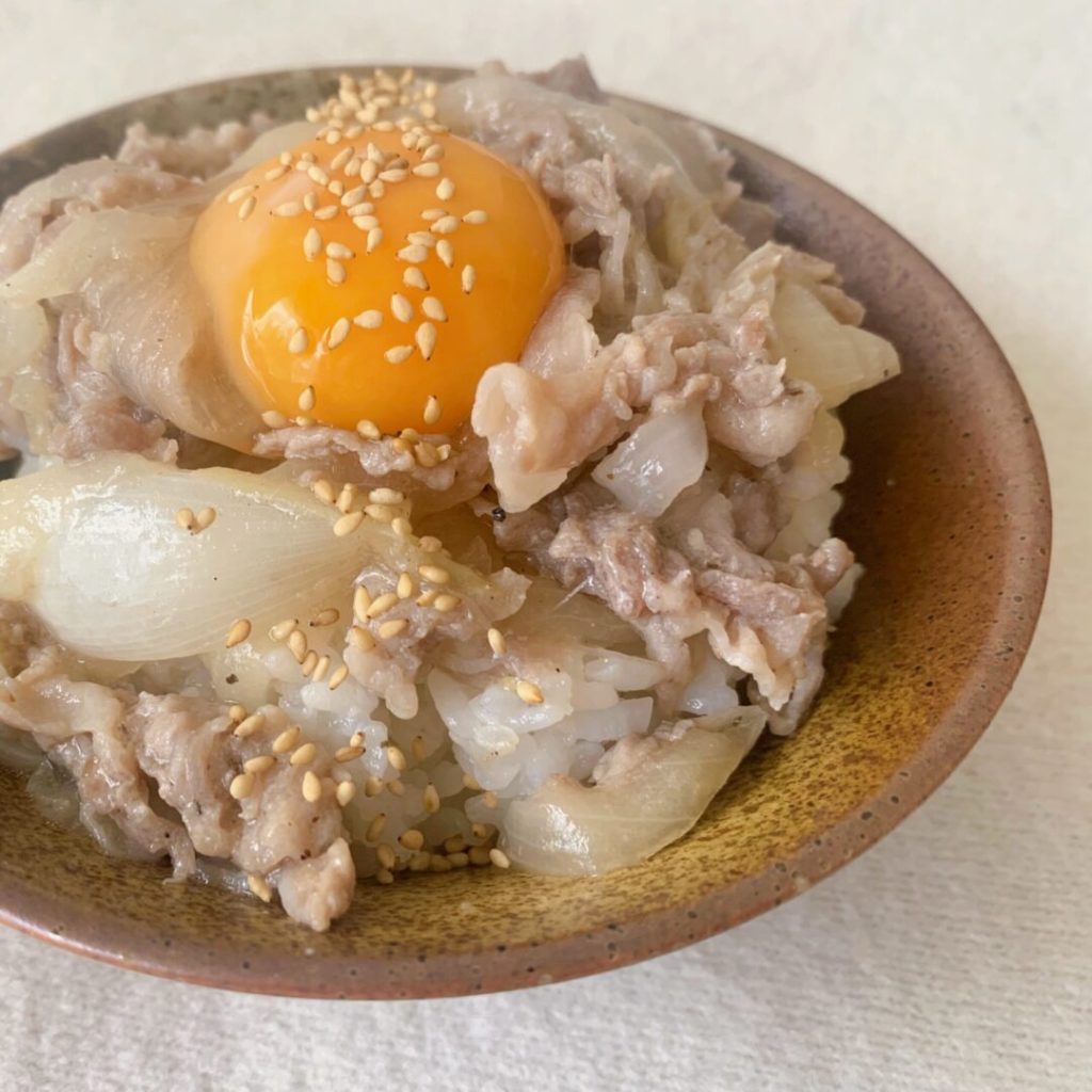 卵黄が乗った塩豚丼