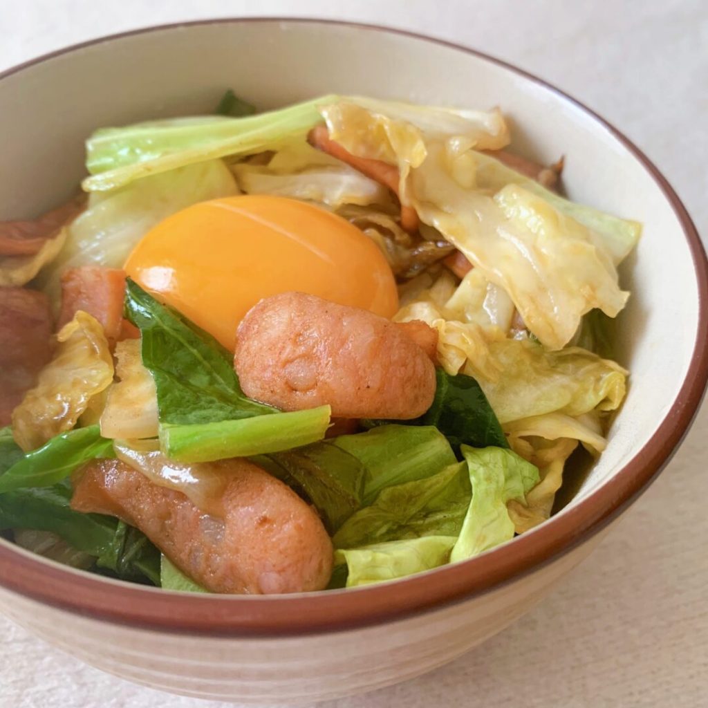 春キャベツとソーセージの丼