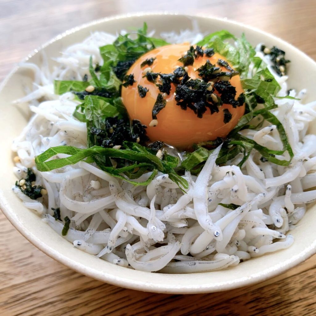 卵黄と大葉が乗ったしらす丼