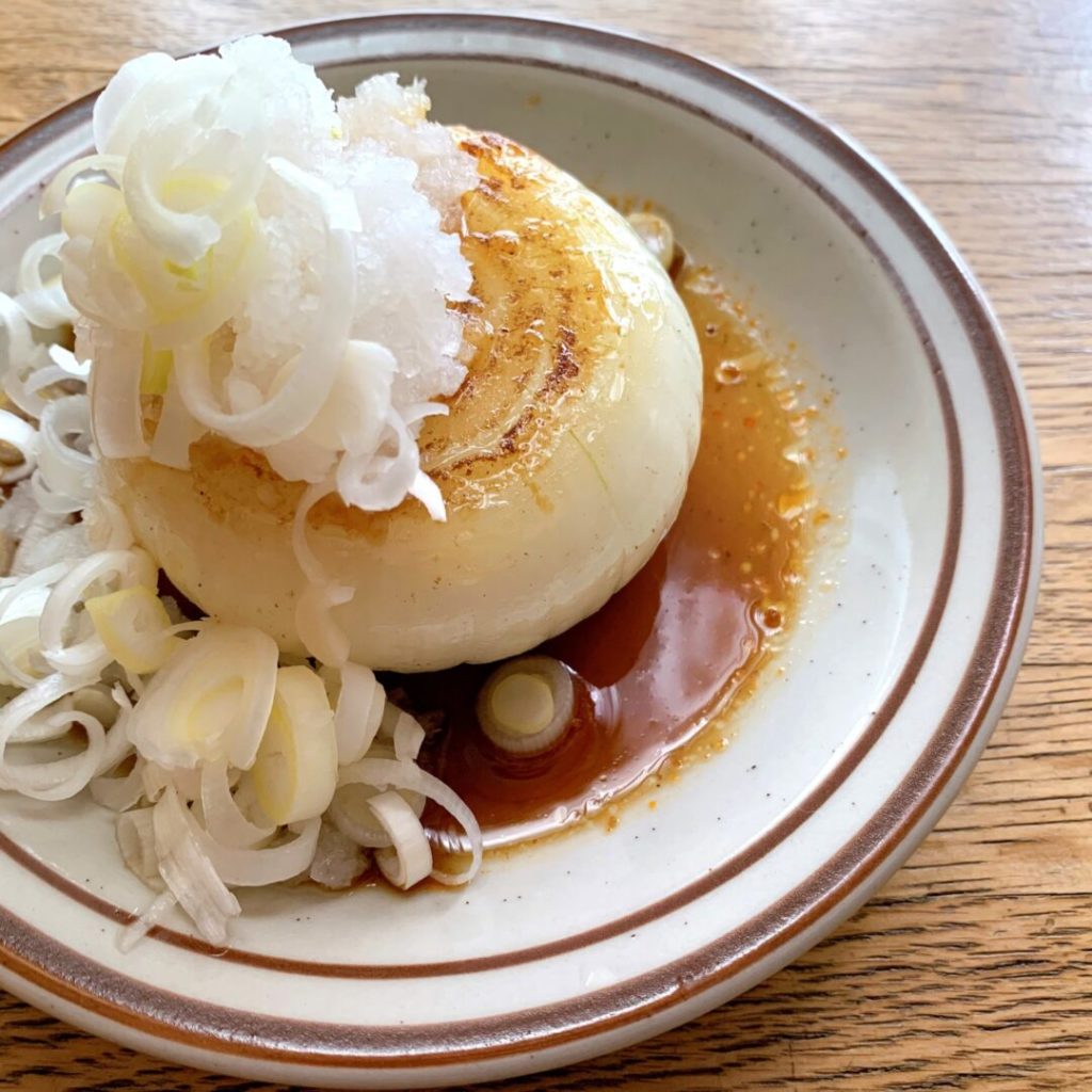 大根おろしとネギが乗ったタマネギの和風ステーキ